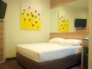 Фото отеля Hotel 81 Dickson 2*